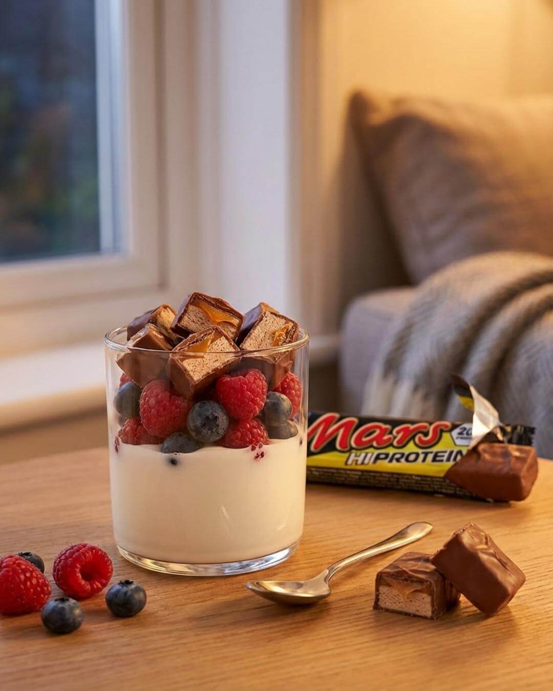 Protein-Snacklayer mit Joghurt und Beeren - fitgrade.ch