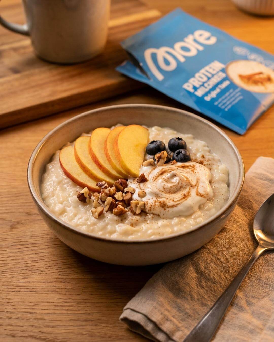 Warme Protein-Milchreis-Abendbowl mit Apfel, Zimt-Joghurt und Nüssen - fitgrade.ch